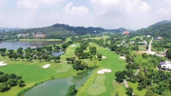 Chuyện làng – Chuyện phố: Khi quan chức rời công sở ra sân Golf bị kỷ luật, mất chức
