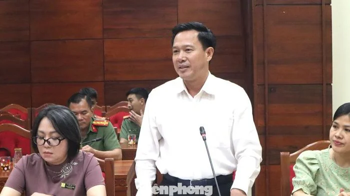 Vì sao trường tư cấm học sinh mang điện thoại vào lớp, trường công thì không?