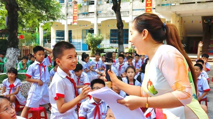 Trường học huy động nguồn lực tặng sách giáo khoa làm quà chào đón học sinh vào lớp Một