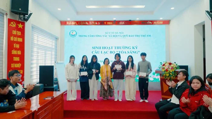 Trao học bổng cho học sinh có hoàn cảnh đặc biệt