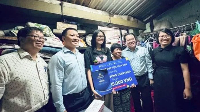 Nữ sinh được 'nhặt nuôi' từ hẻm nhỏ nhận học bổng toàn phần