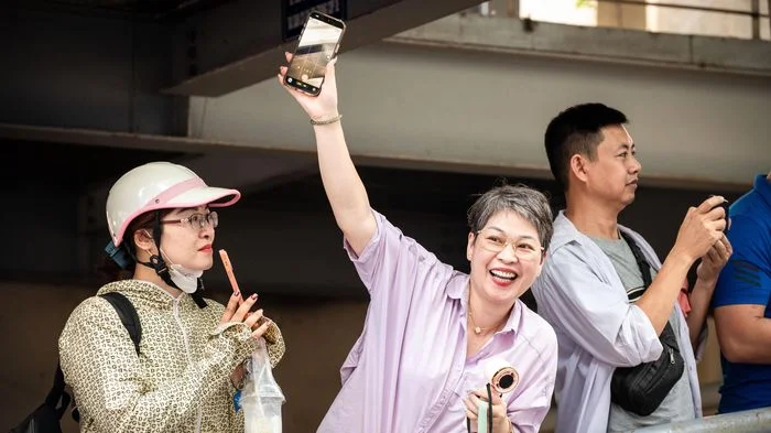 Phụ huynh toát mồ hôi, chen chân đón con thi chuyên Sư phạm