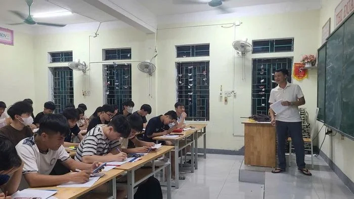 Lớp học đêm miễn phí tiếp sức sĩ tử trước Kỳ thi tốt nghiệp THPT 2026