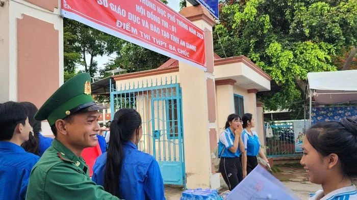 Các đơn vị Biên phòng tỉnh An Giang chung tay tiếp sức mùa thi