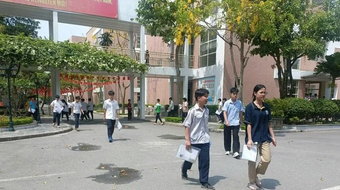 Niềm vui và nỗi buồn của phụ huynh và học sinh sau điểm thi lớp 10