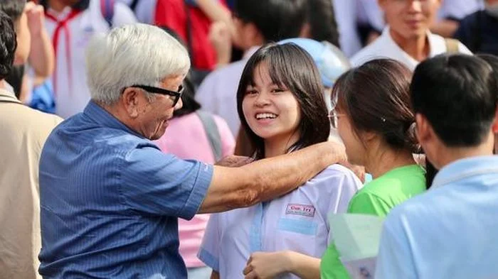 Muôn màu cảm xúc của thí sinh TPHCM sau ngày đầu thi lớp 10
