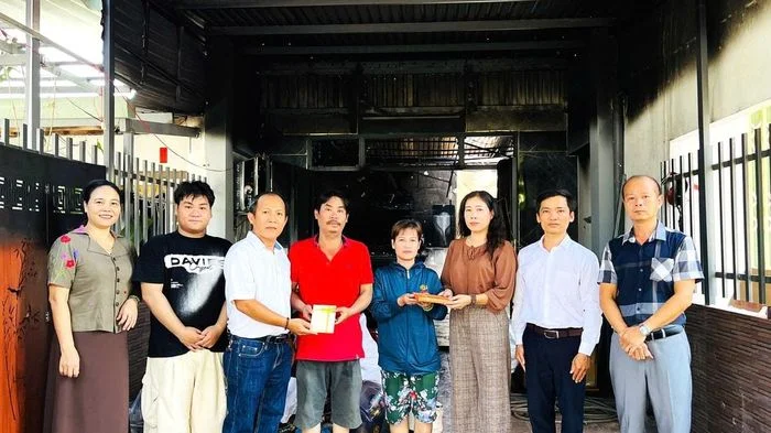 Hỗ trợ gần 40 triệu đồng cho học sinh khó khăn có nhà bị hỏa hoạn