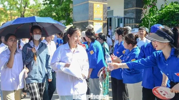 'Áo xanh' đồng hành 51.000 sĩ tử ở Thanh Hóa vượt vũ môn