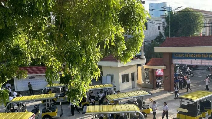Trường dân tộc nội trú bố trí xe điện đưa đón sĩ tử đến điểm thi an toàn