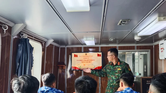 Lớp học tiếng Anh giữa trùng khơi của Tàu Cảnh sát biển 4038