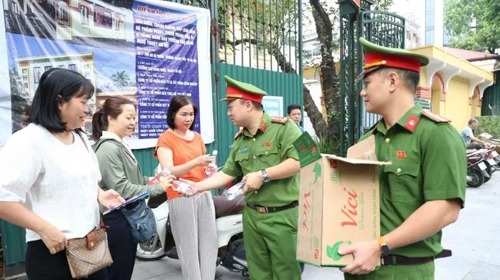 Lực lượng Công an chung tay hỗ trợ thí sinh thi tốt nghiệp THPT 2026