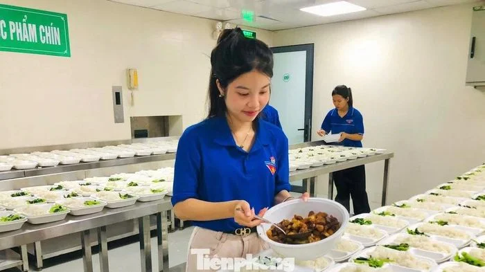 Đỏ lửa nấu 400 suất cơm miễn phí tiếp sức sĩ tử vùng biên