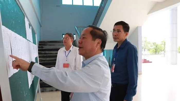 Đồng chí Tống Thanh Hải - Phó Chủ tịch Thường trực UBND tỉnh kiểm tra công tác coi thi tốt nghiệp THPT năm 2026 tại 2 điểm thi Trường THPT chuyên Lê Quý Đôn và Trường THPT Chu Văn An