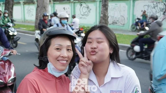 Ngày đầu kỳ thi tốt nghiệp THPT năm 2026: Phụ huynh giấu âu lo làm 'trụ cột'