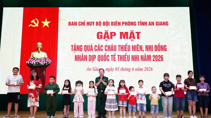 An Giang: Họp mặt, vui chơi và tặng quà cho con em cán bộ Biên phòng