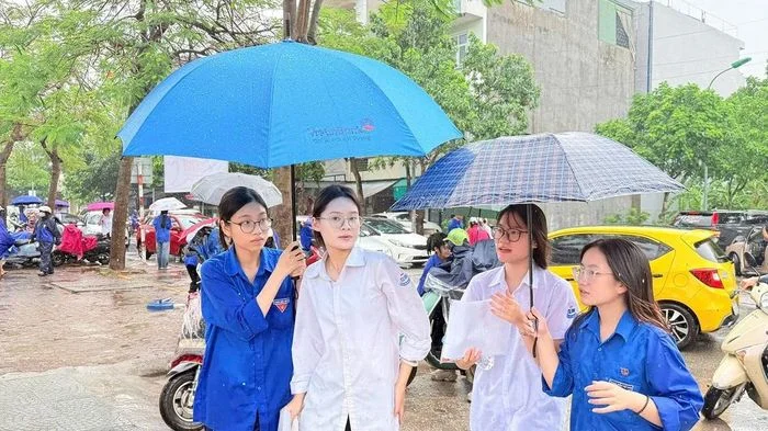 Thanh niên đất Cảng đội mưa tiếp sức sĩ tử