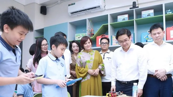 Phát triển học liệu và thiết bị để xây dựng môi trường trải nghiệm STEM