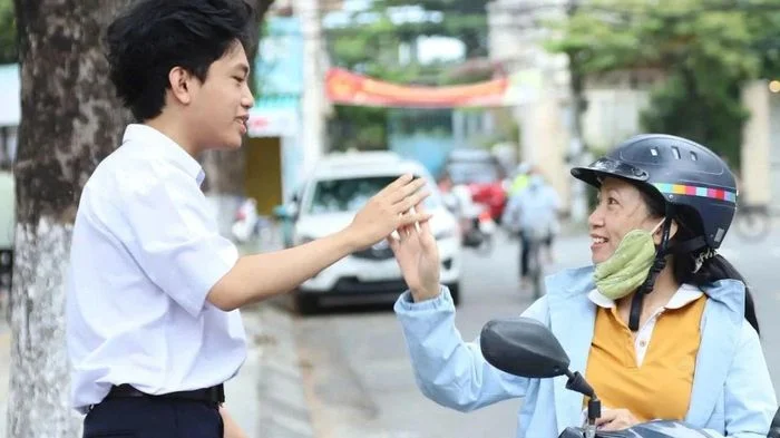Cha mẹ hồi hộp ngoài cổng trường, âm thầm tiếp sức con trong kỳ thi tốt nghiệp THPT 2026