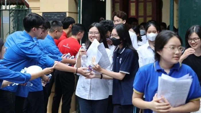 Nhiều lực lượng đồng hành cùng các sỹ tử trong ngày đầu thi tốt nghiệp THPT 2026