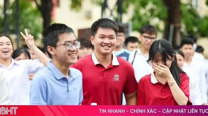 Khép lại môn thi đầu tiên - sĩ tử Hà Tĩnh phấn khởi rời trường thi